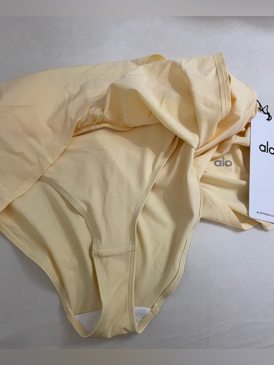 ALO Yoga NWT V-Cute Running Shorts Candlelight Yellow V-Waist Active Skort M - Picture 10 of 10